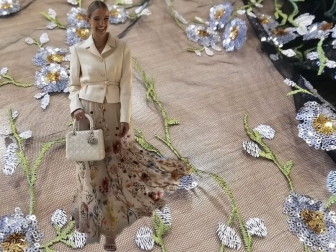 Вышивка на сетке в стиле Valentino