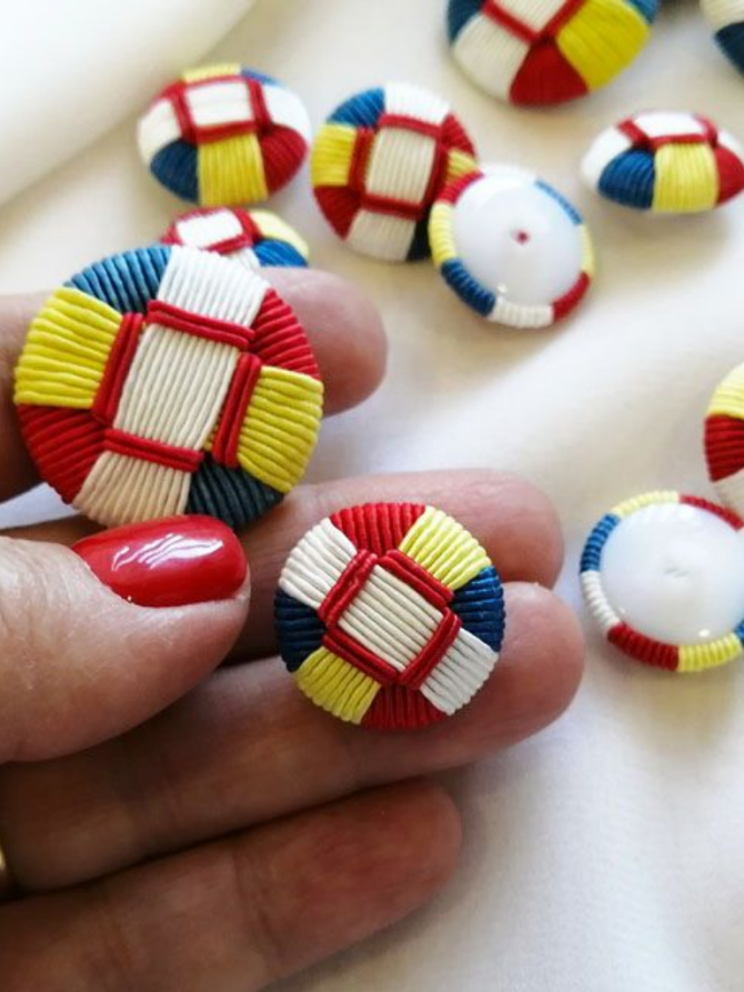 Пуговки из сутажа на ножке
